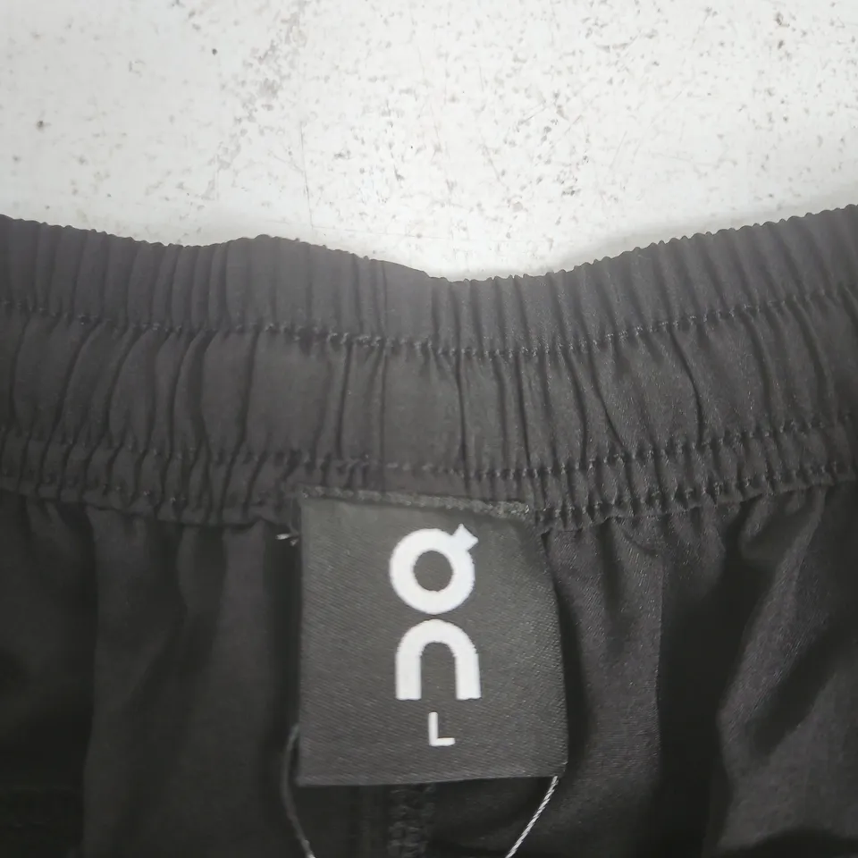 ON RUNNING MEN'S BLACK TRAINING SHORTS – UK L (ORIGINAL: L)