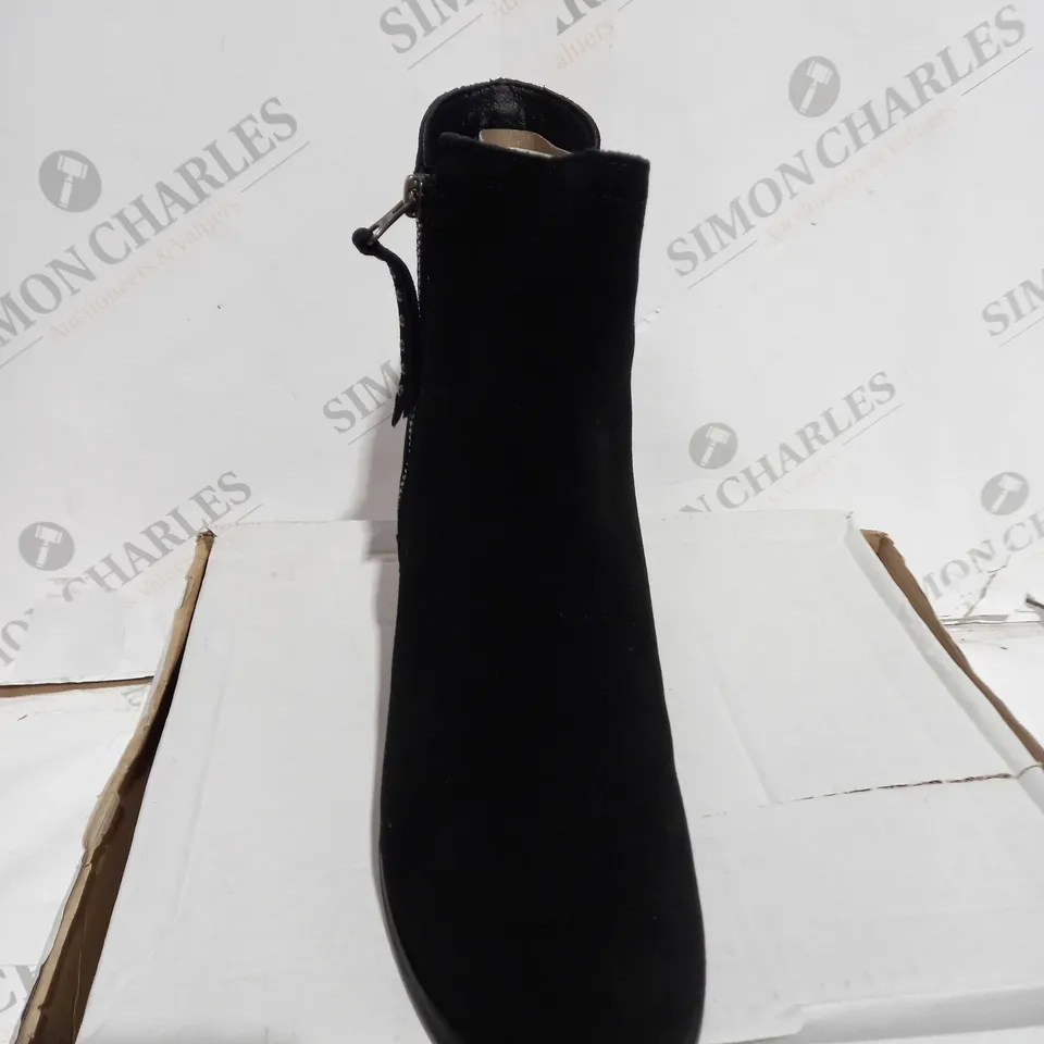 BOXED SKECHERS TAXI ZIP BOOTIES, BLACK - SIZE 7