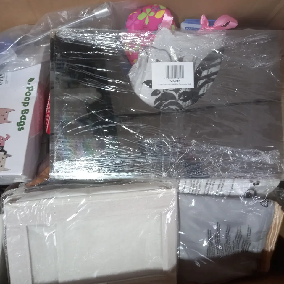 BOX OF APPROXIMATELY 15 ASSORTED HOUSEHOLD ITEMS TO INCLUDE FRONT LOADING STAPLER, STOVE FAN, FESTIVE MOLD, ETC