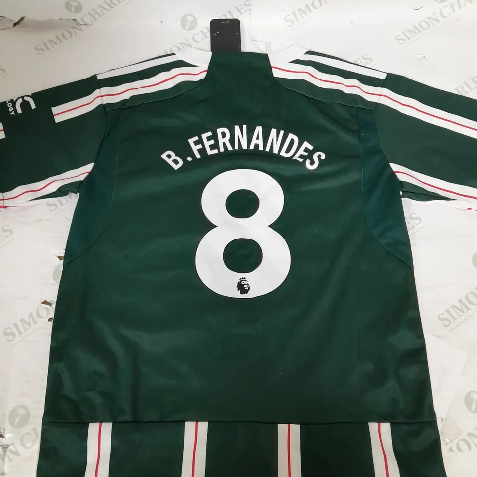 MANCHESTER UNITED FC AWAY SHIRT AND SHORTS WITH 8 B.FERNANDES SIZE 26