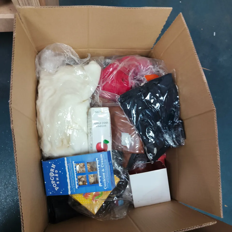 BOX OF APPROXIMATELY 15 ASSORTED ITEMS TO INCLUDE: SIMPLY CHARLOTTE SINGLE DUVET COVER