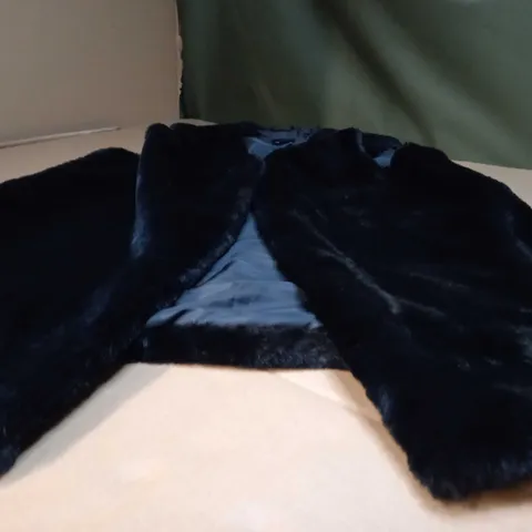 NEWLOOK CURVES BLACK FAUX FUR WAIST COAT - SIZE 18