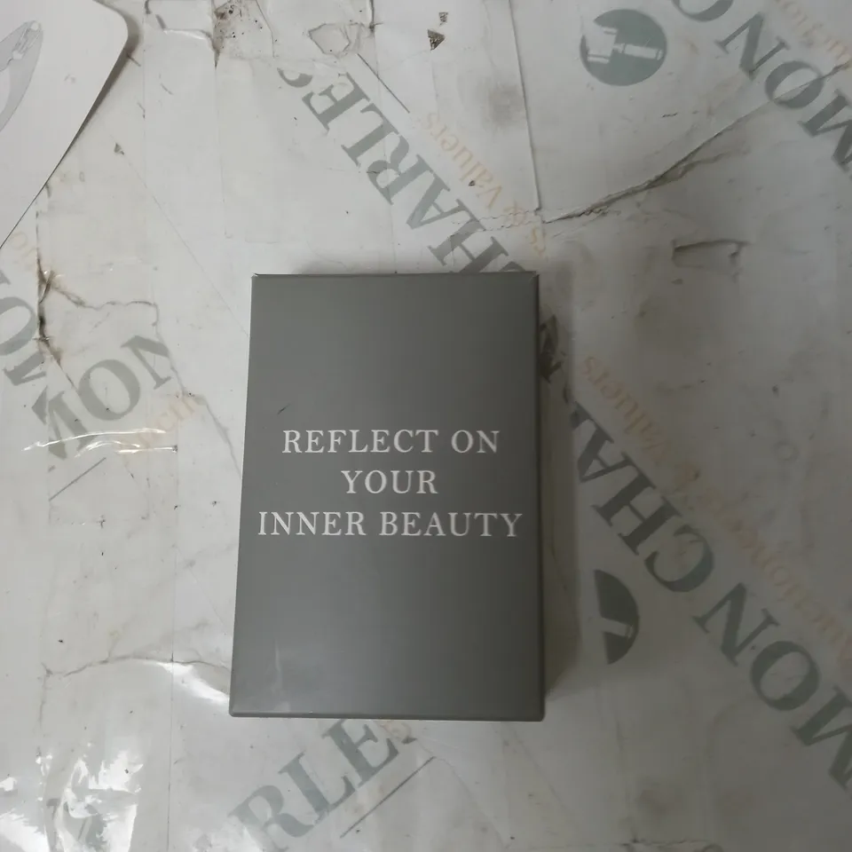 BOXED OF APPROXIMATELY 3 ITEMS TO INCLUDE SIMPLYBEAUTY, SWIVEL LOCKS, LUXENON 