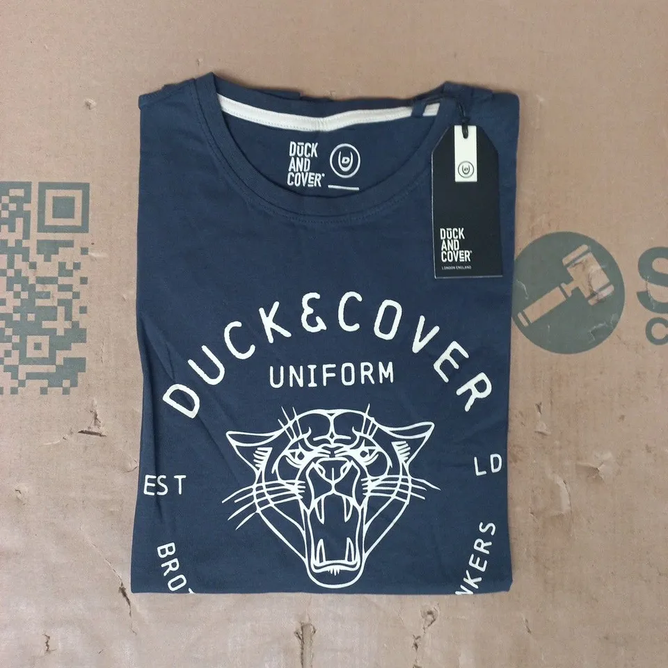 DUCK AND COVER SHORT SLEEVE T-SHIRT IN NAVY SIZE MEDIUM