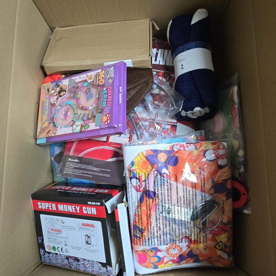 LARGE QUANTITY OF ASSORTED TOYS AND GAMES TO INCLUDE - MONEY GUN, SPURS TOWEL AND FANCY DRESS