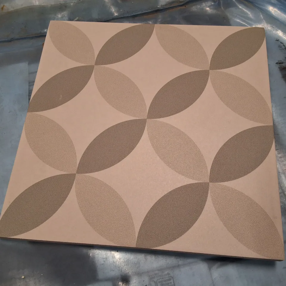PALLET CONTAINING APPROXIMATELY 768 MARSEILLE ROUET DECORATIVE PATTERNED TILE