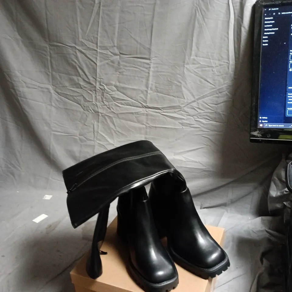 RAID LONDON ADILAH BLACK PU BOOTS – UK 7 (EU 40)