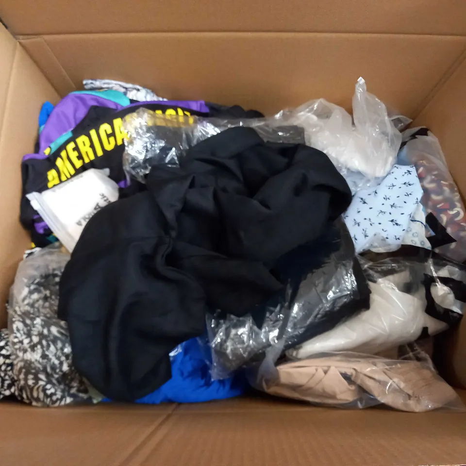 LARGE QUANTITY OF ASSORTED CLOTHING TO INCLUDE DRESSES, JUMPERS, SHORTS, T-SHIRTS, ETC