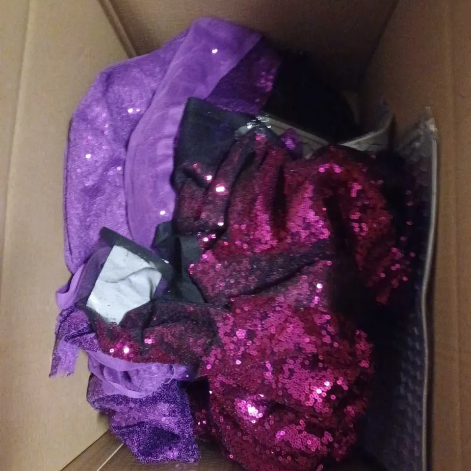 BOX OF APPROXIMATELY 10 ASSORTED HOUSEHOLD ITEMS TO INCLUDE - SEQUIN FABRIC - CAT OVEN GLOVES - PLASTIC WOVEN BASKETS - ETC