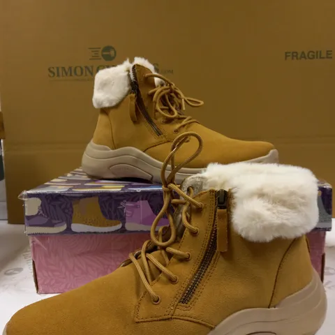 SKETCHERS LACE UP CHUG BOOT SIZE 8