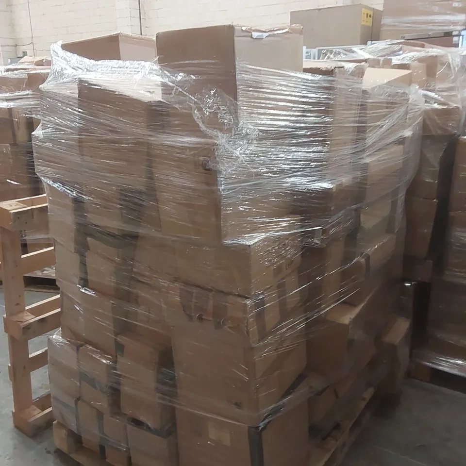 PALLET CONTAINING A VERY LARGE QUANTITY OF ASSORTED LIGHTING PRODUCTS