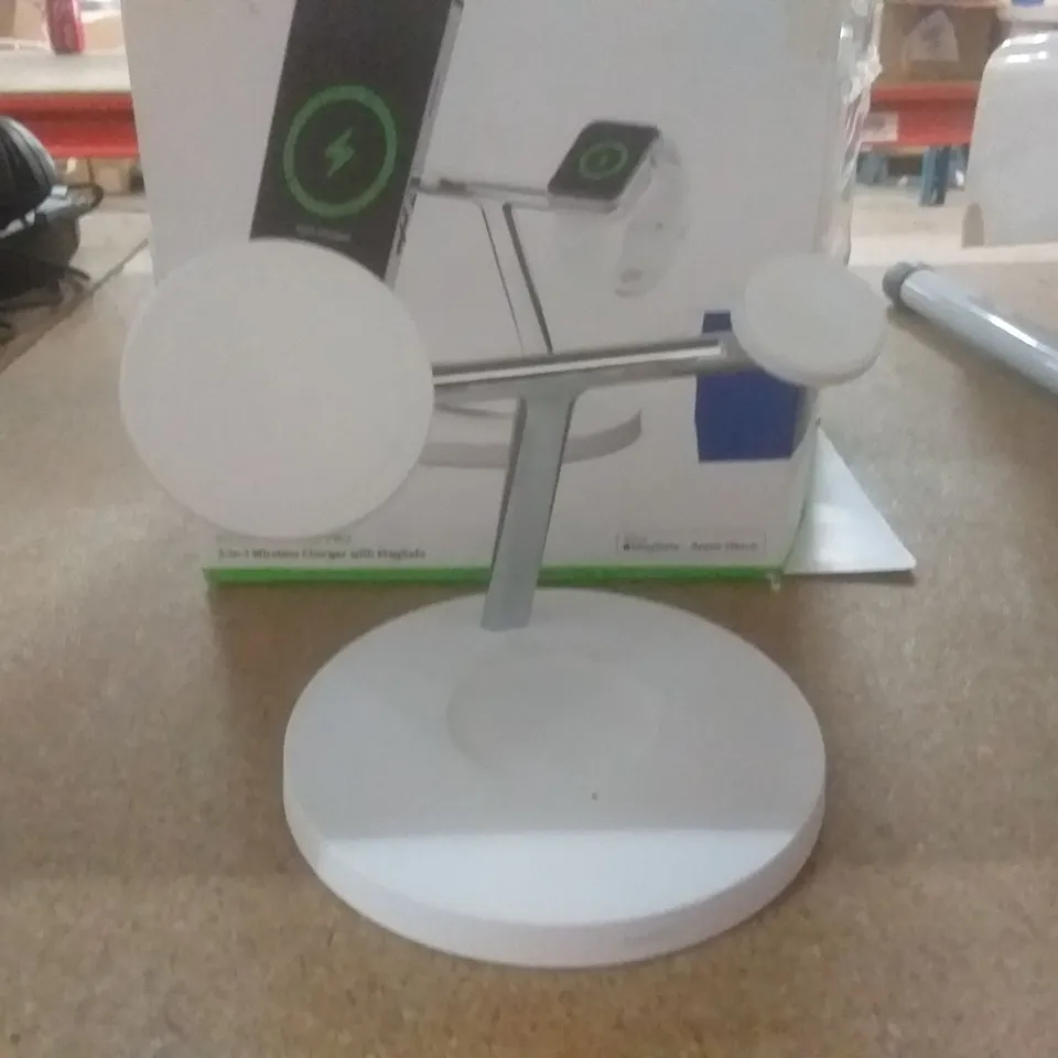 BOXED BELKIN 3 IN 1 WIRELESS CHARGER WITH MAGSAFE