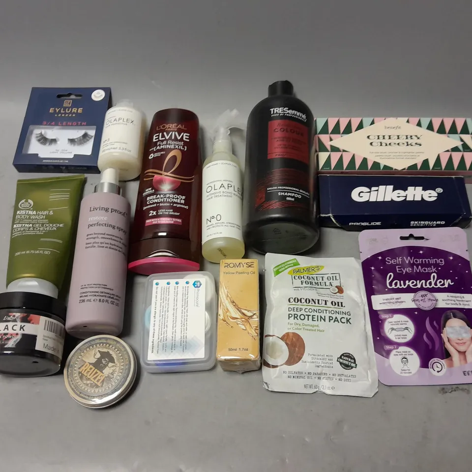 BOX OF APPROXIMATELY 15 COSMETIC ITEMS TO INCLUDE GILLETTE RAZOR, BEENFIT CHEEKY CHEEKS, AND EYLURE 3/4 LENGTH ETC. 