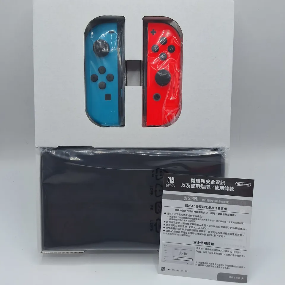 BOXED NINTENDO SWITCH OLED HANDHELD GAMES CONSOLE WITH ACCESSORIES