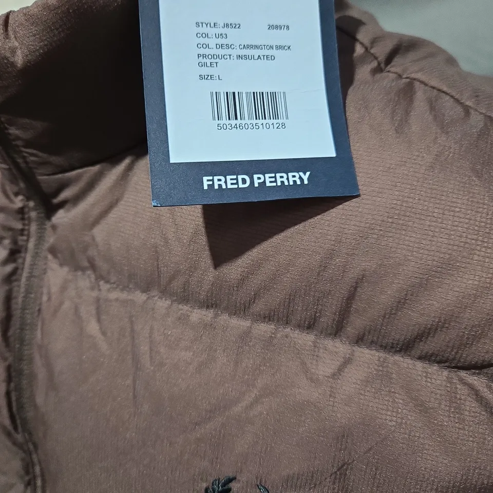 FRED PERRY INSULATED GILET IN CARRINGTON BRICK - L