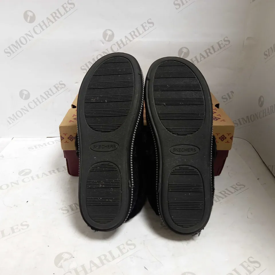 SKECHERS COZY SLIPPER BLACK - SIZE 5.5