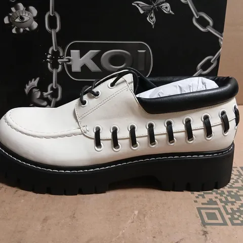BOXED KOI TENAR MENS BOAT SHOES IN CREAM - UK 10