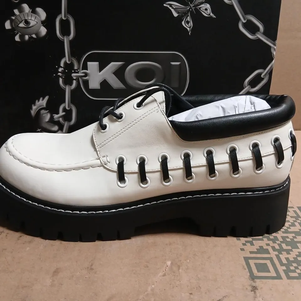 BOXED KOI TENAR MENS BOAT SHOES IN CREAM - UK 10