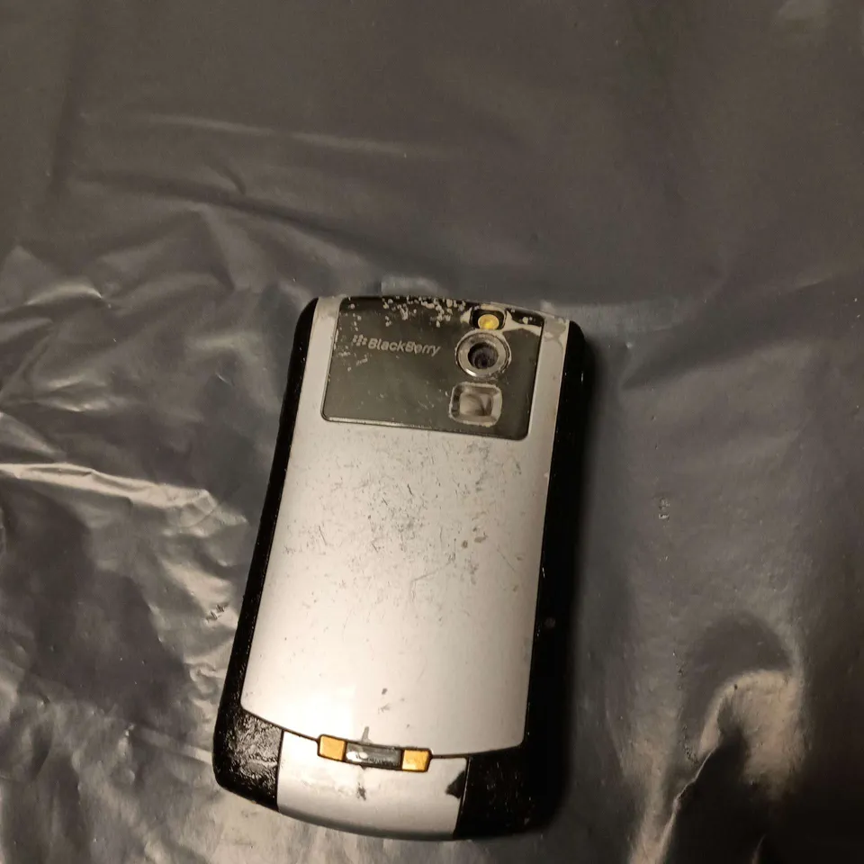 BLACKBERRY SMARTPHONE WITH QWERTY KEYBOARD – SILVER/BLACK (DAMAGED) 