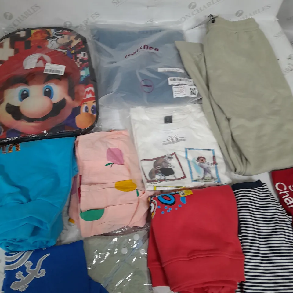 BOX OF ASSORTED CHILDRENS CLOTHING VARYING IN SIZE/COLOUR/STYLE TO INCLUDE:  TOPS, VESTS, JUMPERS