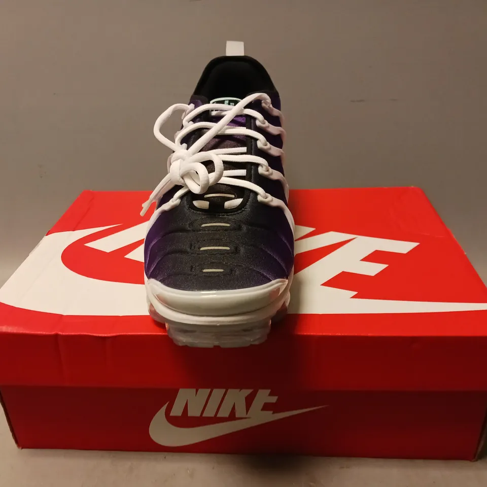 BOXED PAIR OF NIKE AIR VAPORMAX PLUS SHOES IN WHITE/GREY W. BLACK/PURPLE/BLUE GRADIENT UK SIZE 8