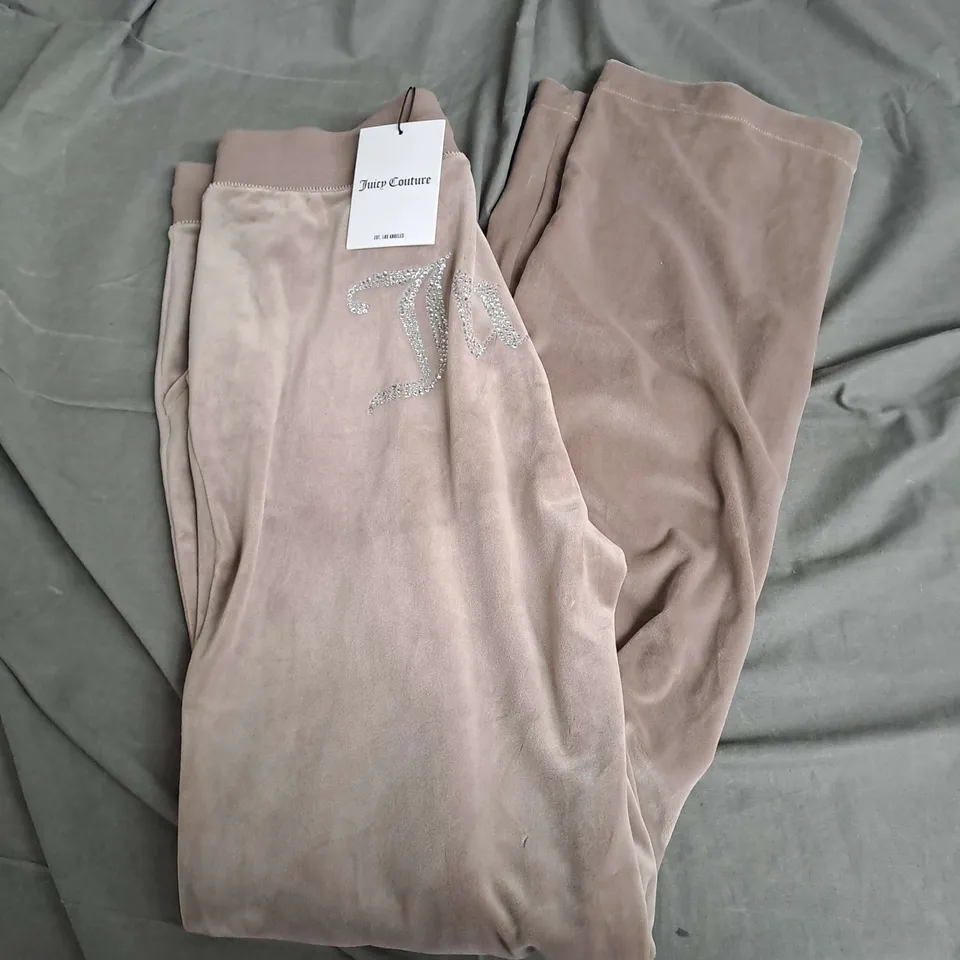 JUICY COUTURE DIAMANTE LOGO VELOUR PANT IN BEIGE SIZE M