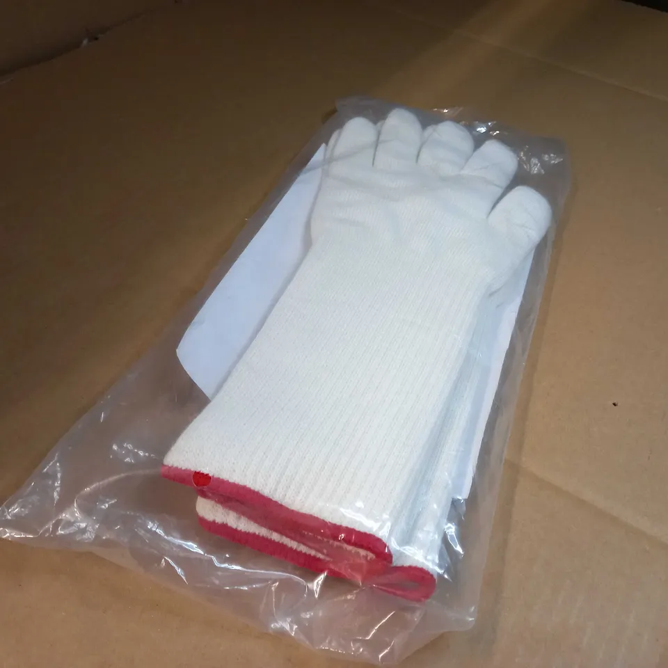 PACKAGED WHITE COOLSKIN OVEN GLOVES