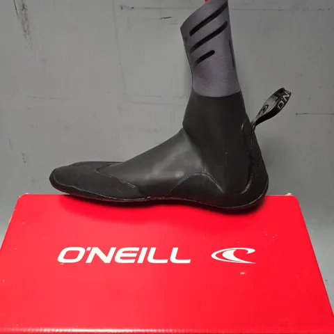 BOXED O'NEILL SPLIT TOE GOORU DIPPED BOOT SIZE 8