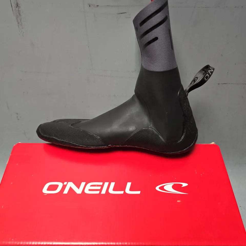 BOXED O'NEILL SPLIT TOE GOORU DIPPED BOOT SIZE 8