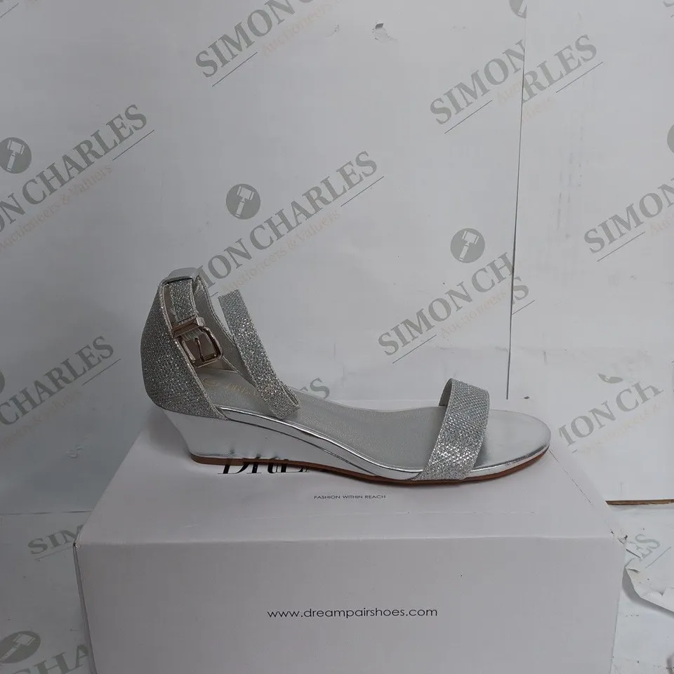 DREAM PAIRS WOMENS INGRID SANDALS IN SILVER - UK 6 
