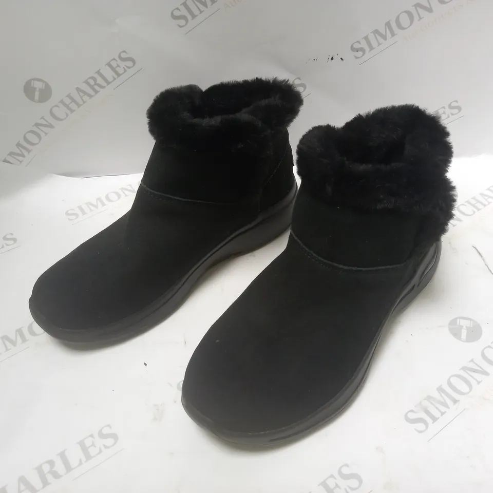 BLACK FURRY CHUGGA BOOTS - SIZE 5