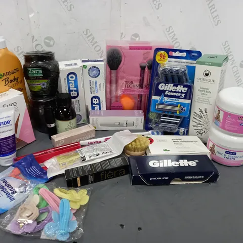 APPROXIMATELY 20 ASSORTED COSMETICS ITEMS TO INCLUDE ORAL-B WHITENING RESTORE TOOTHPASTE, ODYLIQUE LAVENDER HAND & BODY LOTION, NUAGE ZINC & CASTOR CREAM, ETC