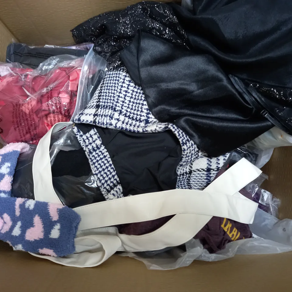 BOX OF APPROXIMATELY 20 ASSORTED ITEMS OF CLOTHING TO INCLUDE HEATSAVER, PRIMARK, ETC