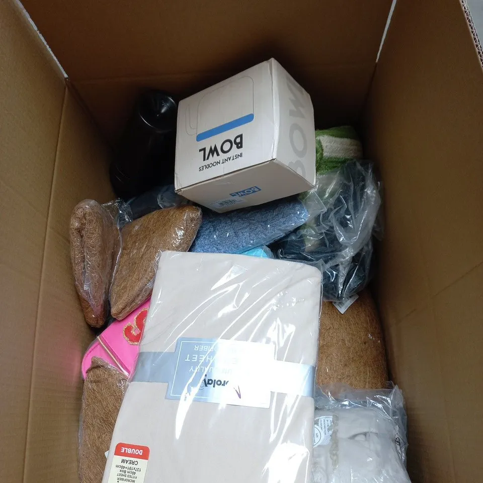 BOX OF APPROXIMATELY 25 ASSORTED ITEMS TO INCLUDE INSTANT NOODLES BOWL, BEDDING, WATER BOTTLE ETC