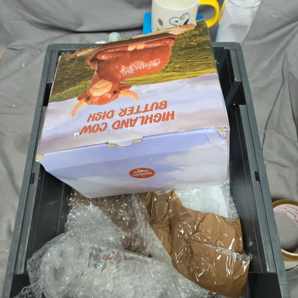 TOTE OF APPROXIMATELY 10 HOUSEHOLD POTTERY ITEMS TO INCLUDE DOG TEA LIGHT HOLDER, MUGS AND A LIGHT UP TUMBLER