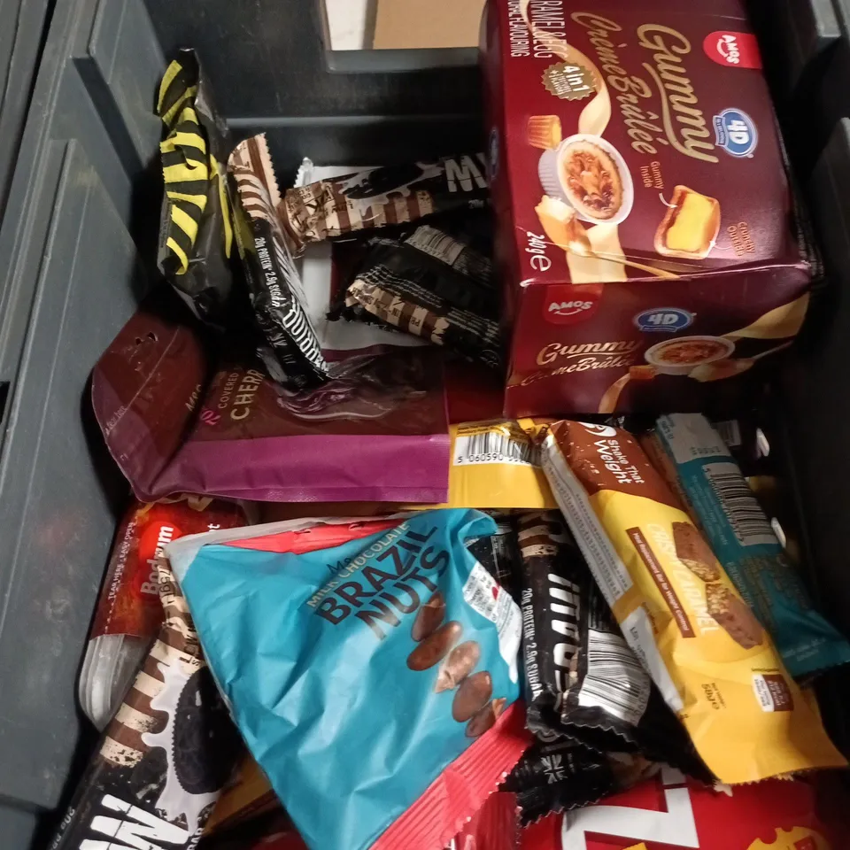APPROXIMATELY 20 ASSORTED CONFECTIONARY ITEMS TO INCLUDE - PARMA VIOLETS - KINDER BUENO BARS AND ROSE TURKISH DELIGHT