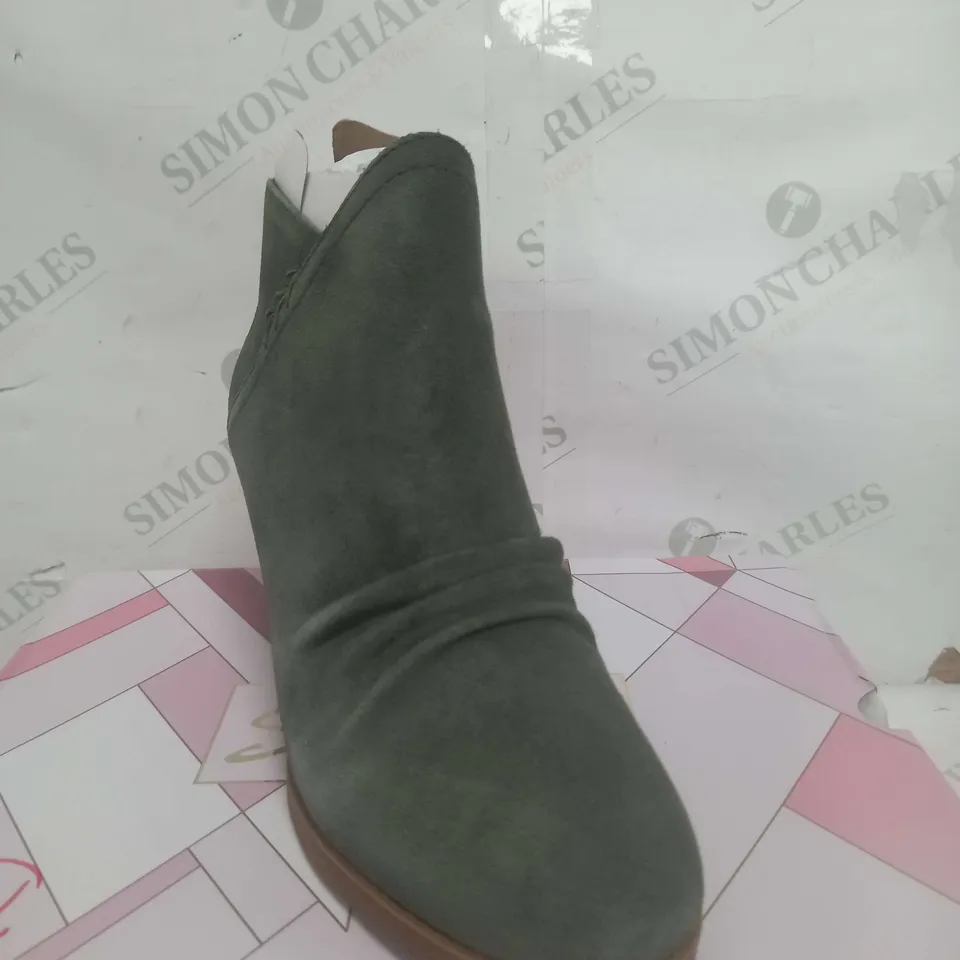 BOXED PAIR OF SKECHERS WATER RESISTANT CITY BOOTS IN OLIVE SIZE 5