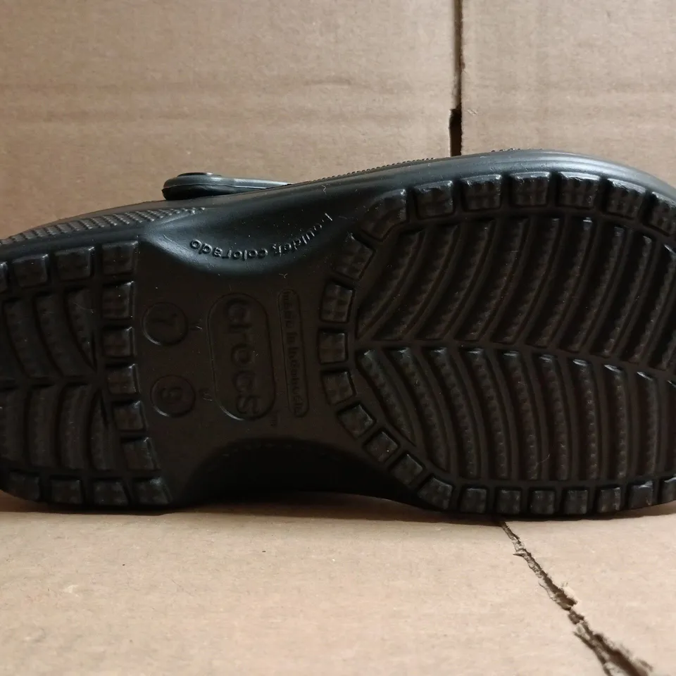 PAIR OF CROCS CLASSIC CLOGS IN BLACK SIZE UK M6/W7