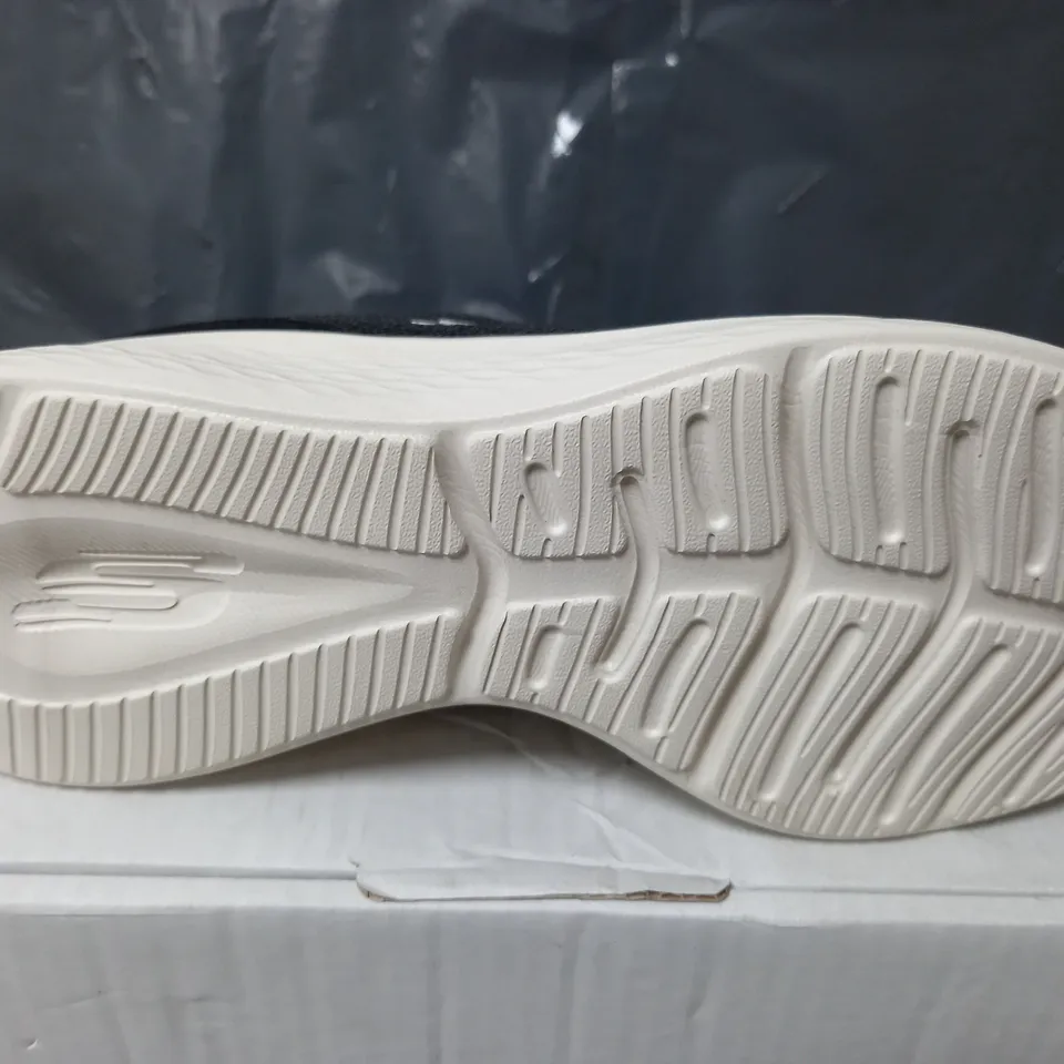 SKECHERS LITE PRO LACE TRAINERS IN BLACK - SIZE 6