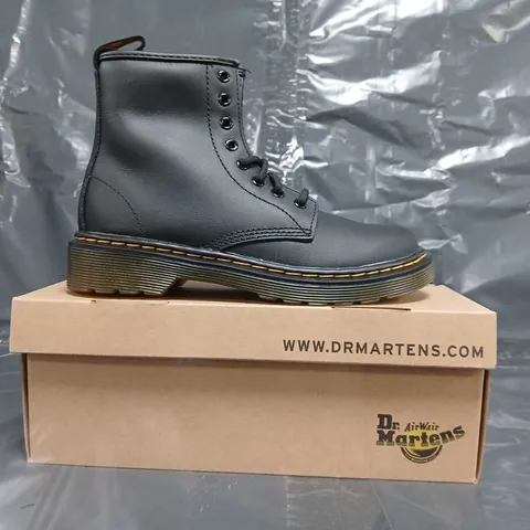 BOXED PAIR OF DR MARTENS 1460 KIDS BOOTS IN BLACK SIZE UK 13