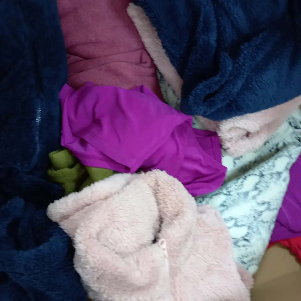 BOX OF APPROXIMATELY 20 ASSORTED CLOTHING ITEMS TO INCLUDE GILET, JUMPER, TOPS ETC