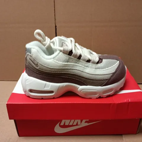 BOXED PAIR OF NIKE AIR MAX 95 CHILDRENS TRAINERS IN PHANTOM - UK 9.5