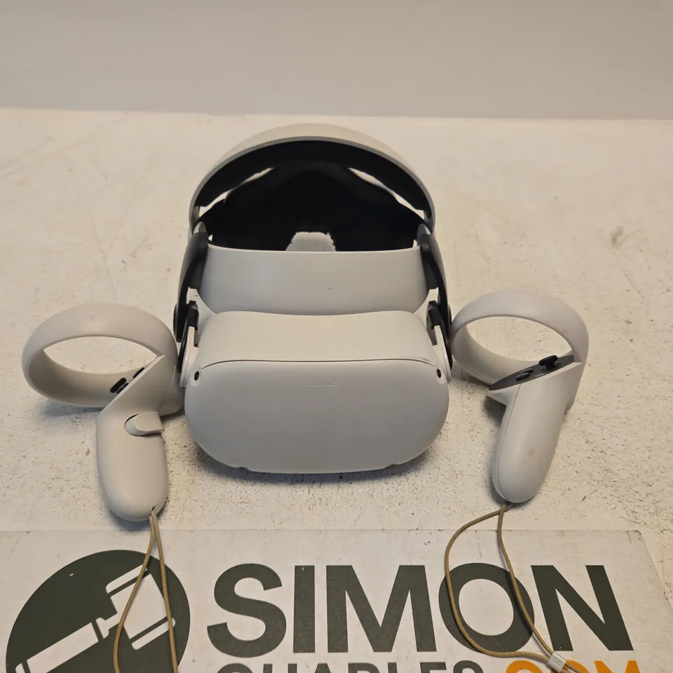 VIRTUAL REALITY HEADSET WITH CONTROLLERS – WHITE