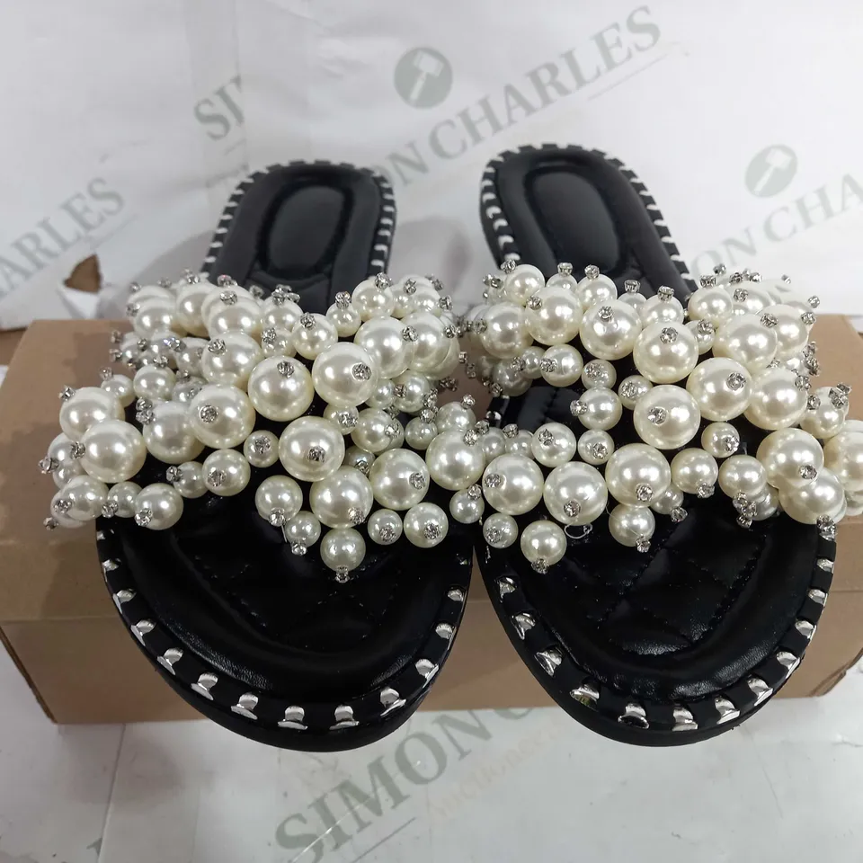BOXED PAIR OF DESIGNER QUILTED OPEN TOE SANDALS IN BLACK WITH FAUX PEARL DETAIL - EU 38