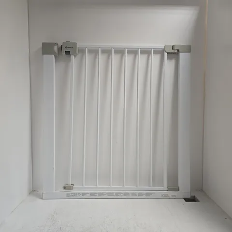 BOXED SAFETY 1ST SAFETY GATE IN WHITE