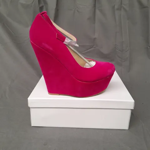 BOXED PAIR OF KOI COUTURE HR5 PLATFORM HIGH WEDGE FAUX SUEDE SHOES IN FUCHSIA SIZE 6