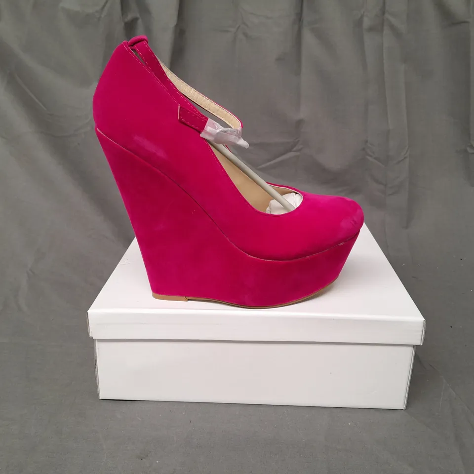 BOXED PAIR OF KOI COUTURE HR5 PLATFORM HIGH WEDGE FAUX SUEDE SHOES IN FUCHSIA SIZE 6