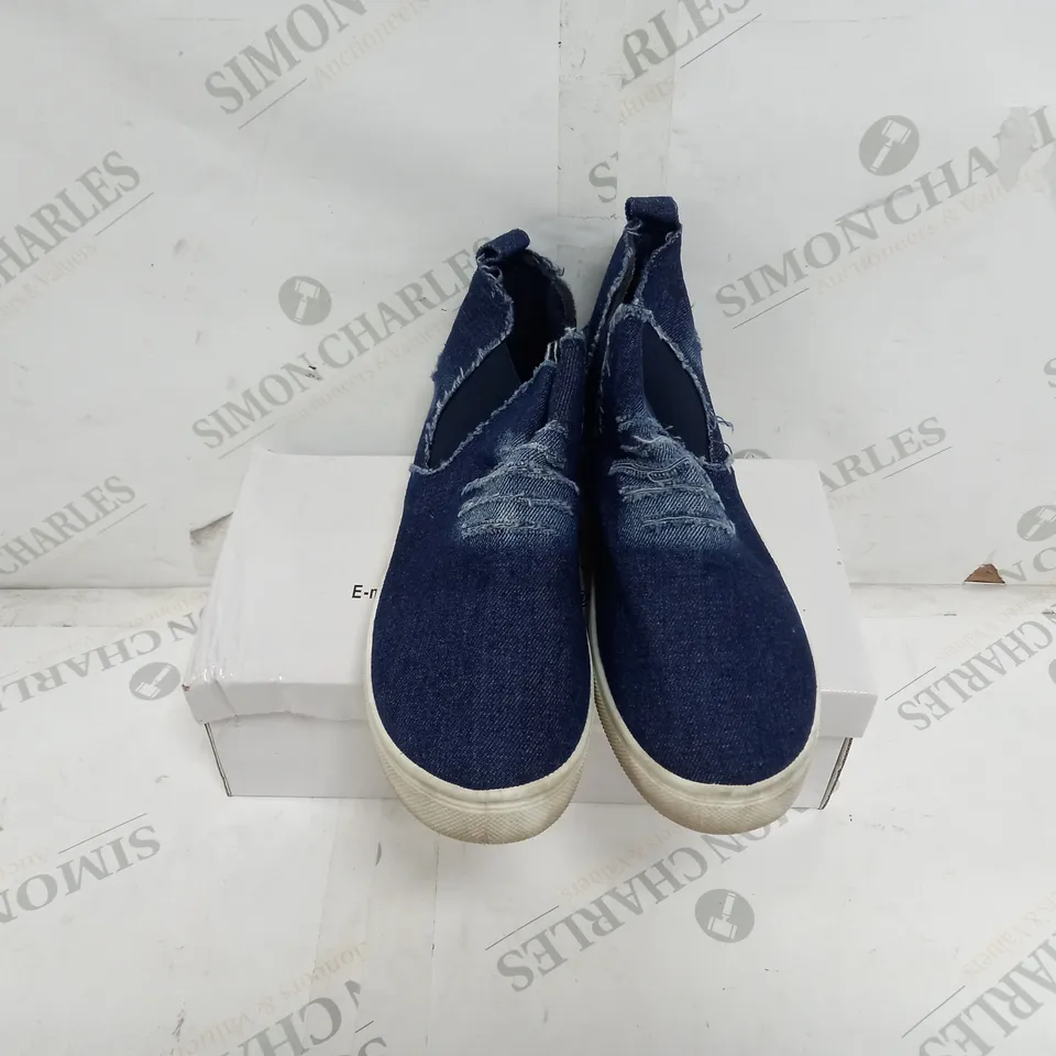 APPROXIMATELY 12 BOXED PAIRS OF TRAINERS IN NAVY VARIOUS SIZES