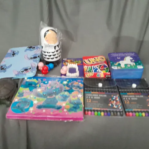 LOT OF ASSORTED TOYS AND GAMES TO INCLUDE STITCH, FINELINER PENS AND UNO CARDS