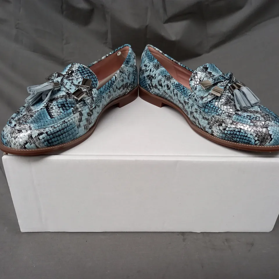 BOXED PAIR OF MODA IN PELLE LOAFERS IN DENIM SNAKE SIZE 6